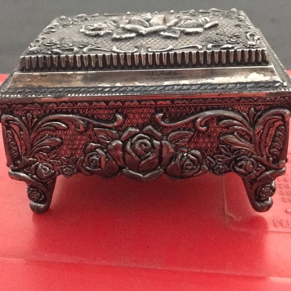 Beautiful trinket box- vintage silver tone w roses - Picture 2 of 8